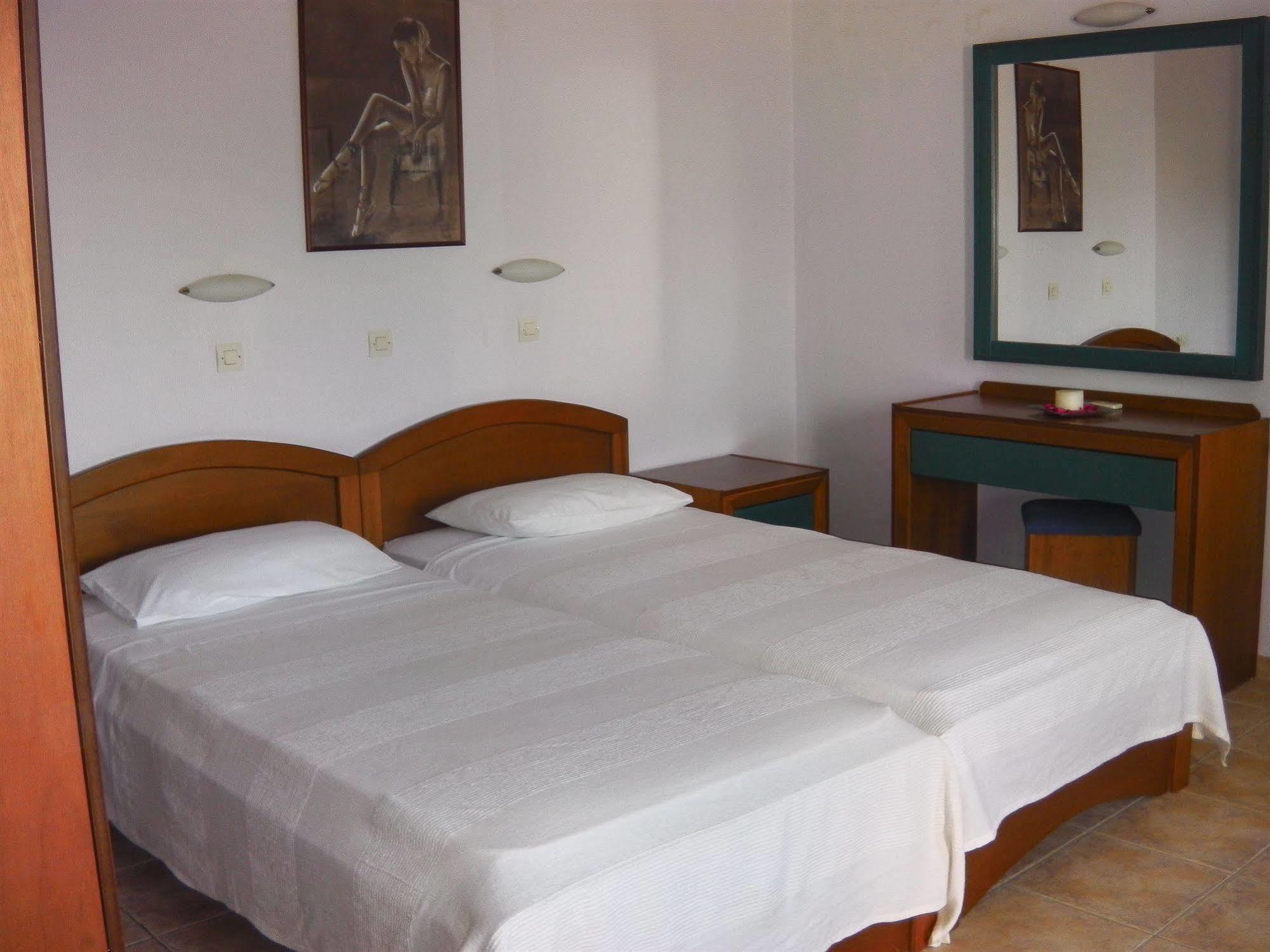 Viena Rooms & Apartments Palaiochora Eksteriør billede