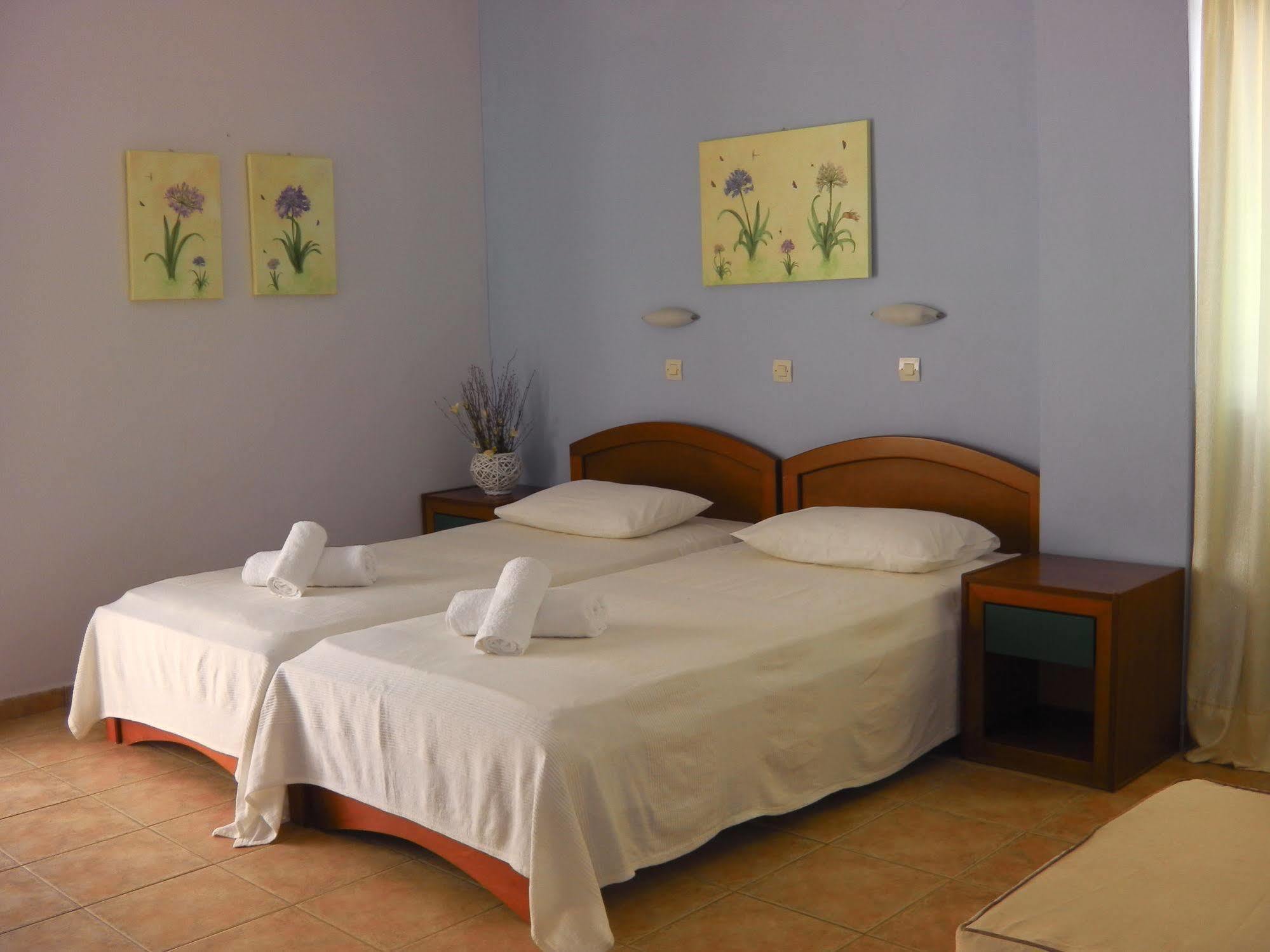 Viena Rooms & Apartments Palaiochora Eksteriør billede